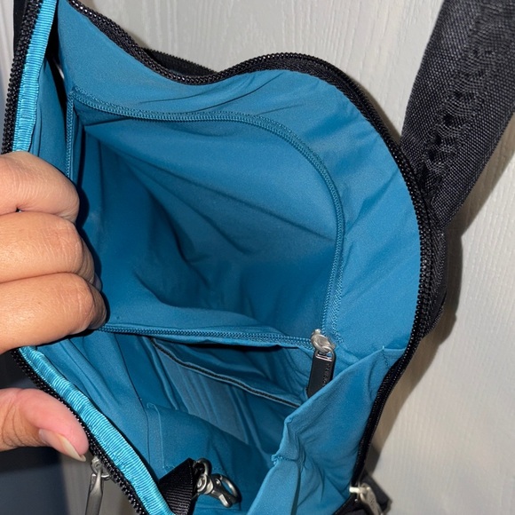 Travelon Anti-theft Classic Black Crossbody Bag - Picture 15 of 15